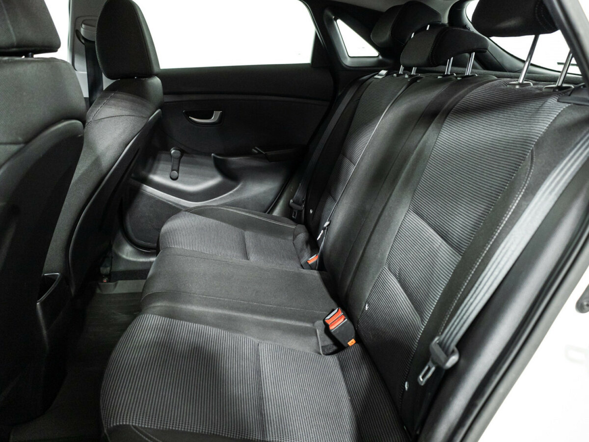 Б/У Хендай ай30 2015 года. Фото: #9