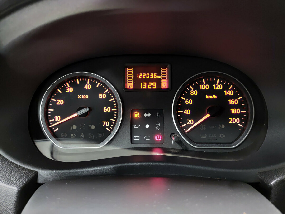 Б/У Ниссан Альмера 2015 года. Фото: #11